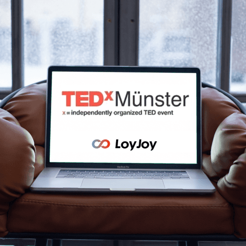 Ein Notebook auf einem Sofa mit geöffnetem TEDxMünster-Tab.
