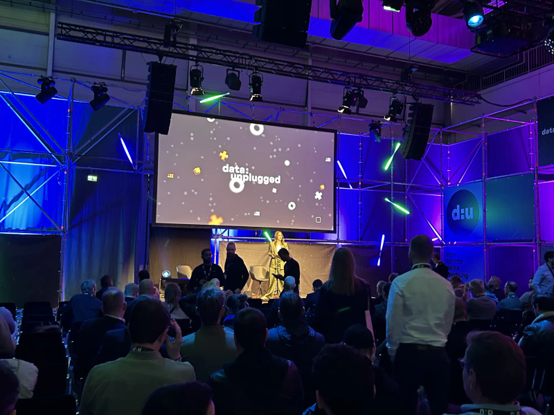 Das Bild zeigt die Bühne bei der data:unplugged 2026.