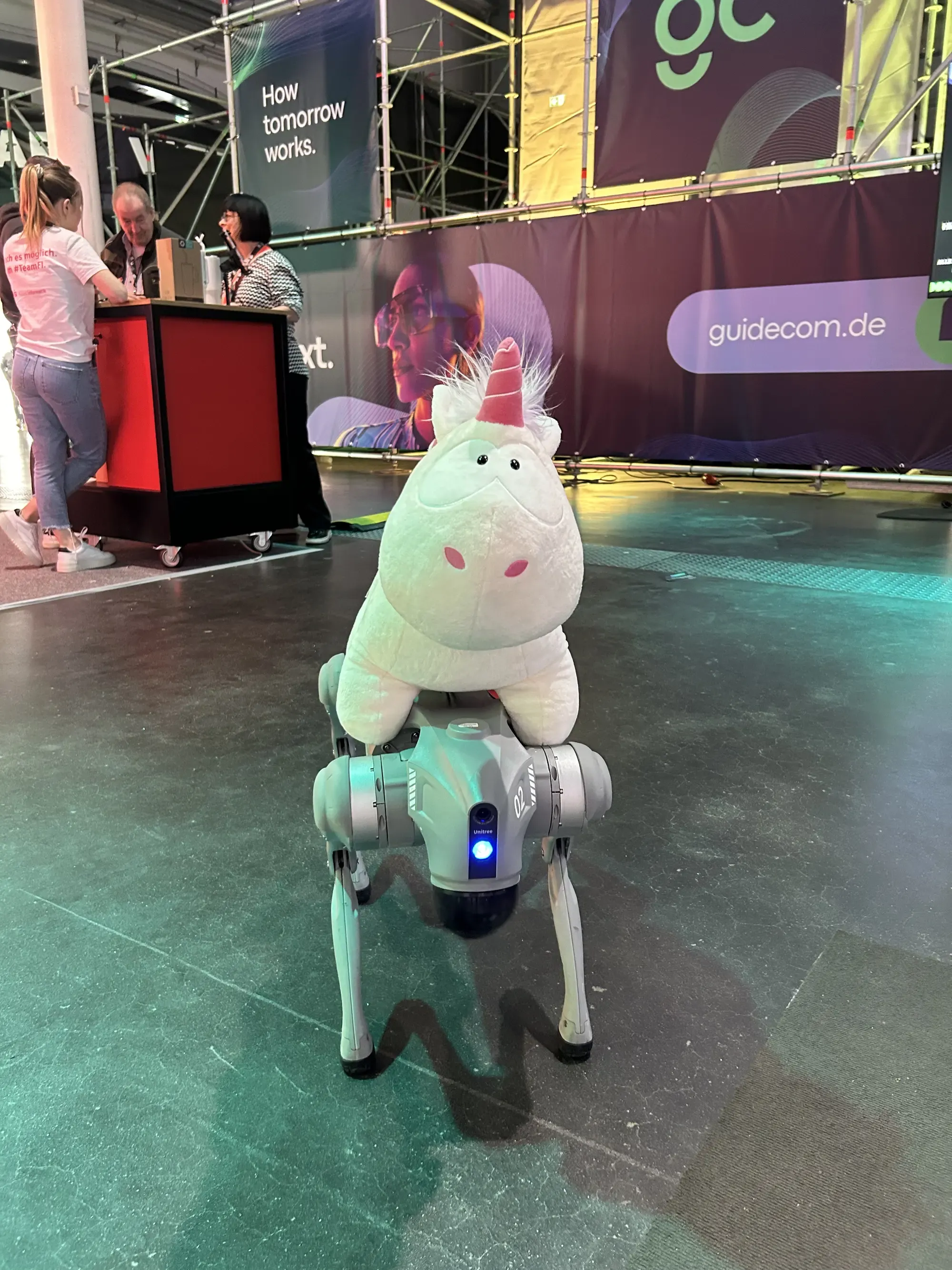 Das Einhorn aus unserem Einhorn Gewinnspiel sitzt auf einem Roboterhund.