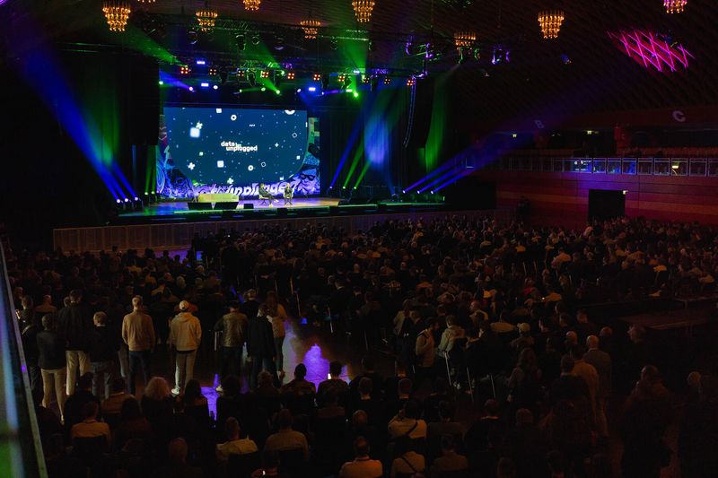 Das Bild zeigt die Bühne bei der data:unplugged.