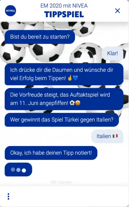 Die Nivea Europameisterschafts-Chat-Experience. Mit animierten Fußbällen im Hintergrund.