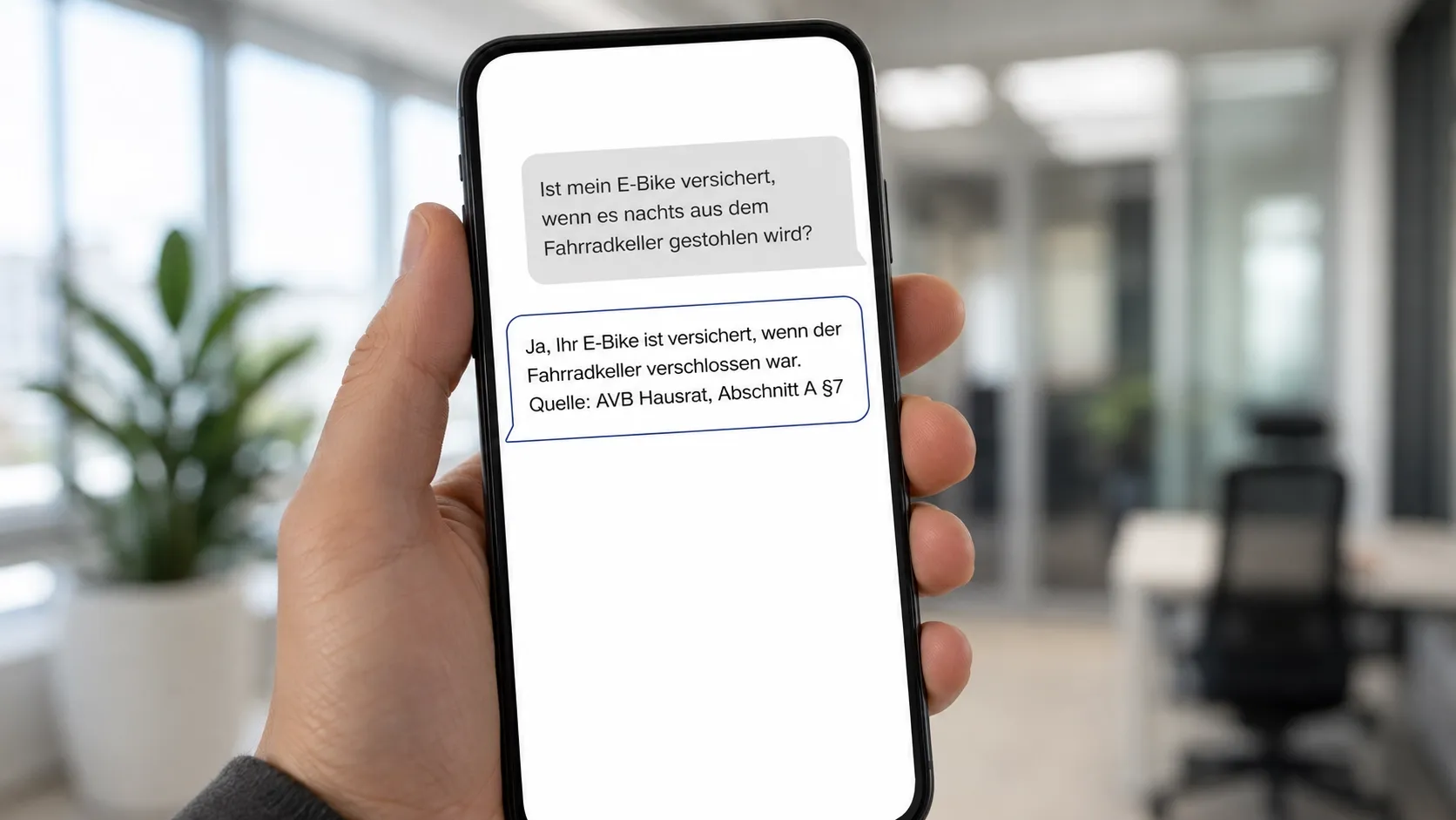 Beispiel-Dialog: Der AI Agent beantwortet eine Deckungsfrage zum E-Bike-Diebstahl mit Quellenangabe aus dem Bedingungswerk.