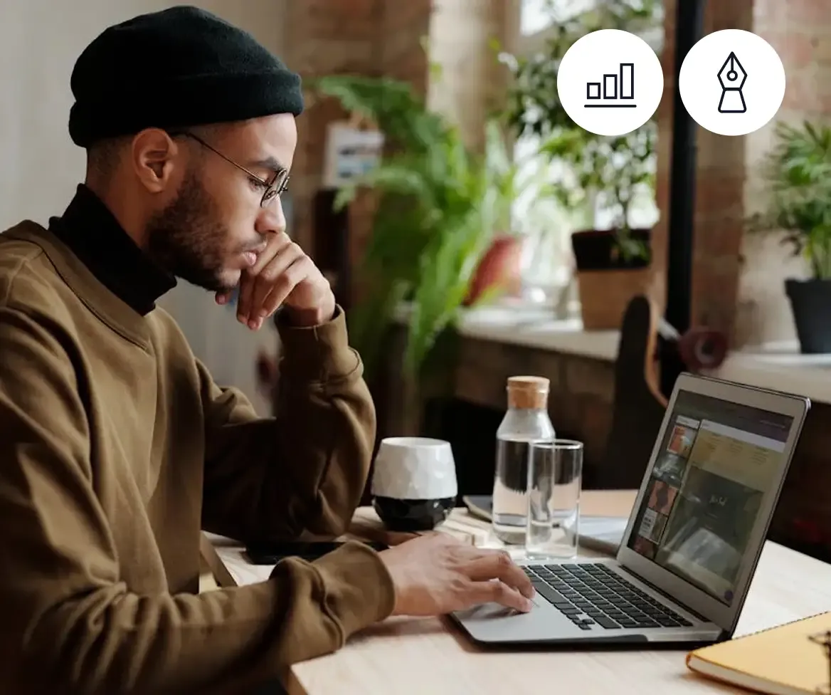 Person am Laptop, daneben Icons für Analytics-Balkendiagramm und Redaktion, als Sinnbild für Business- und CX-Anwender.