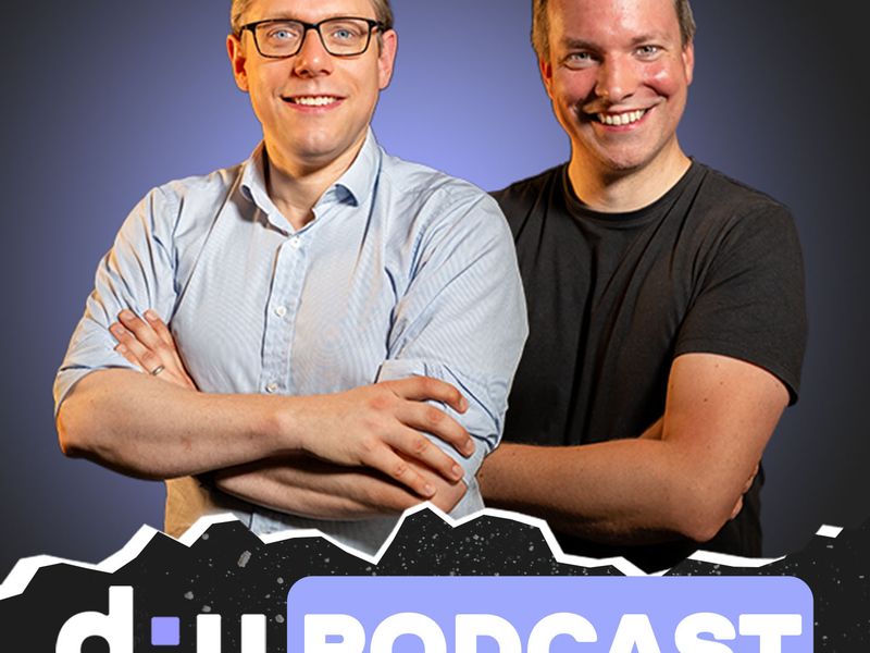 Das Bild zeigt unseren CEO Ulf und unseren CTO Ulrich zusammen. Unter ihnen steht als Bildtext 'd:u PODCAST'.