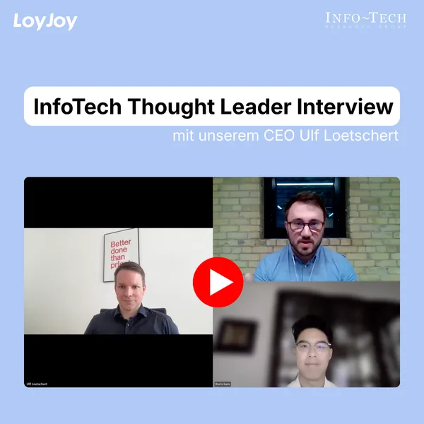 Hellblaues Vorschaubild mit den Logos von LoyJoy und InfoTech Research Group und dem Text 'InfoTech Thought Leader Interview mit unserem CEO Ulf Loetschert'. Darunter ist ein dreigeteilter Video-Screenshot mit einem roten Play-Button in der Mitte zu sehen, der Ulf Loetschert und zwei Interviewpartner in einer Videokonferenz zeigt.