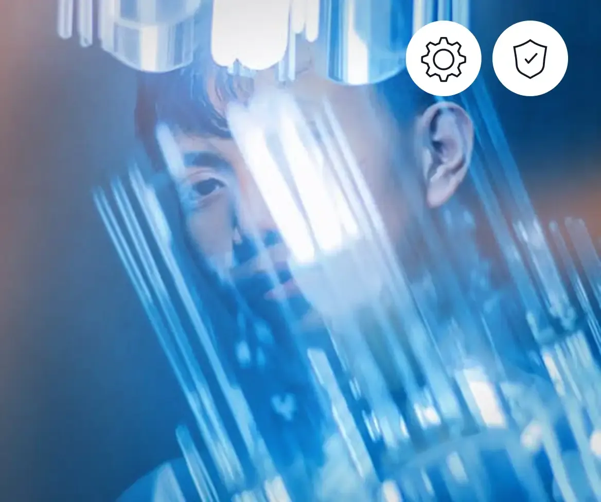 Techniker vor blau leuchtender Datenreflexion, daneben Icons für Konfiguration und Sicherheit, als Sinnbild für IT- und Security-Rollen.