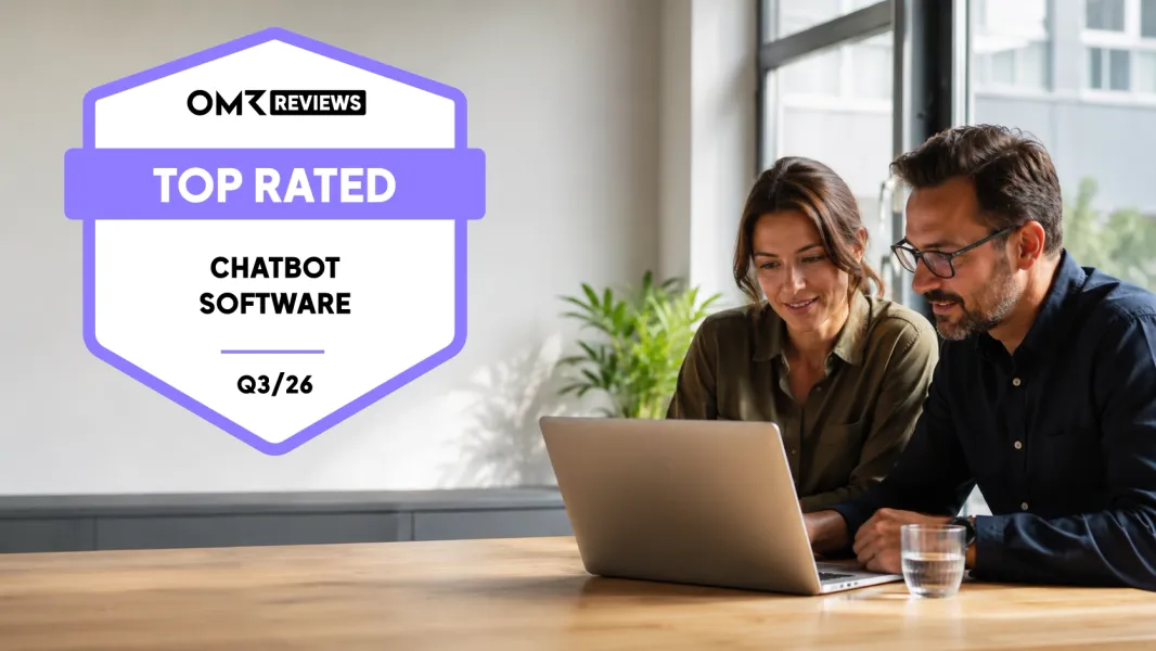 Zwei Personen arbeiten gemeinsam an einem Laptop, links davon das OMR Reviews Top Rated Chatbot Software Q3/26 Badge.