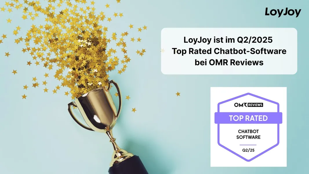 Das Bild zeigt einen goldenen Pokal, aus dem viele goldene Sterne herausfliegen – ein Symbol für Ehre und Erfolg. Rechts im Bild steht: „LoyJoy ist Top Rated Chatbot Software bei OMR Reviews im Q2/2025“. Darunter befindet sich ein lila Siegel mit der Aufschrift: „OMR Reviews - Top Rated - Chatbot Software - Q2/25“ und oben rechts ist das LoyJoy-Logo zu sehen.