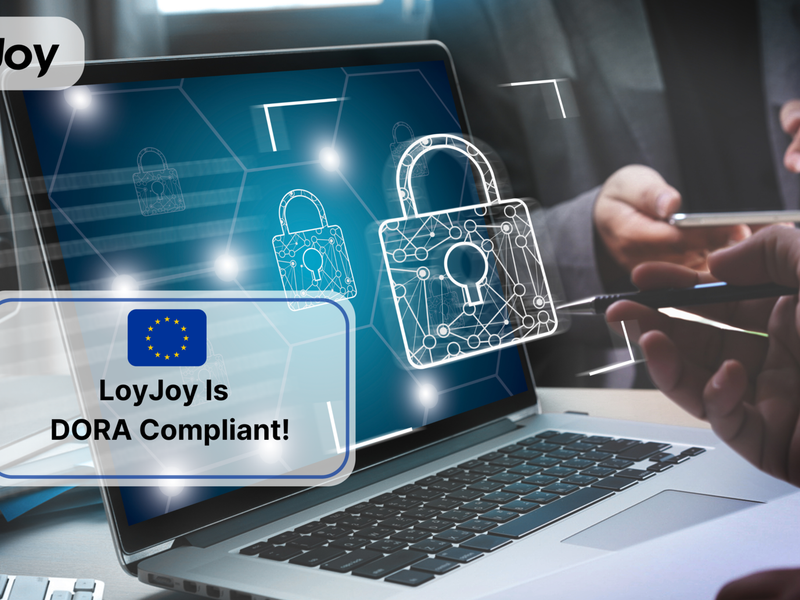 Ein Laptop mit einem Schloss, dass Security verdeutlichen soll. Davor die Aufschrift: LoyJoy ist DORA compliant.