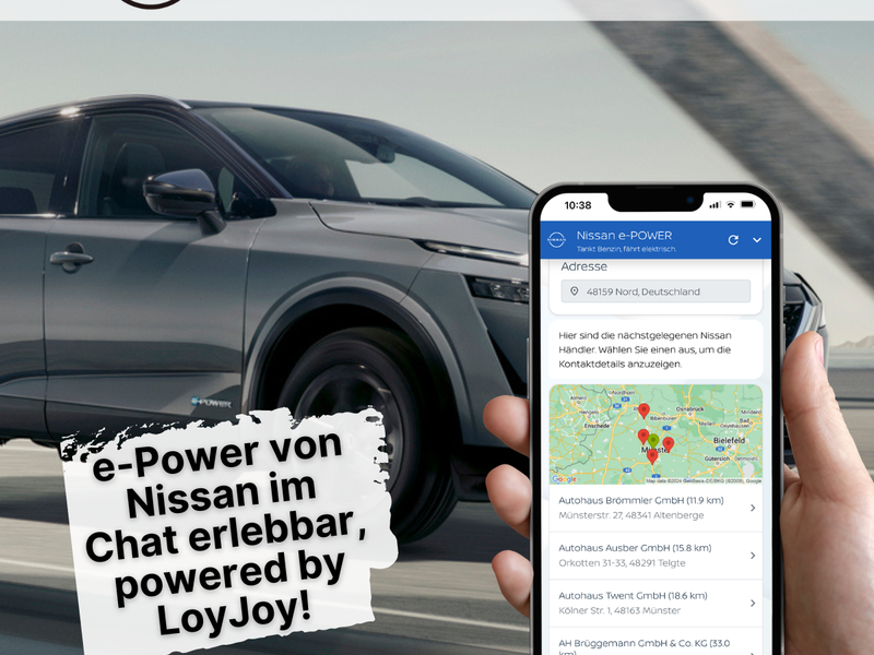 Man sieht einen grauen Nissan. Daneben ein Handy, welches den e-POWER Chatbot näher zeigt. Es ist eine Konversation zwischen dem Chatbot und einem Nutzer zu sehen. Dabei werden dem Nutzer die nächstegelegenen Nissan Händler angezeigt.