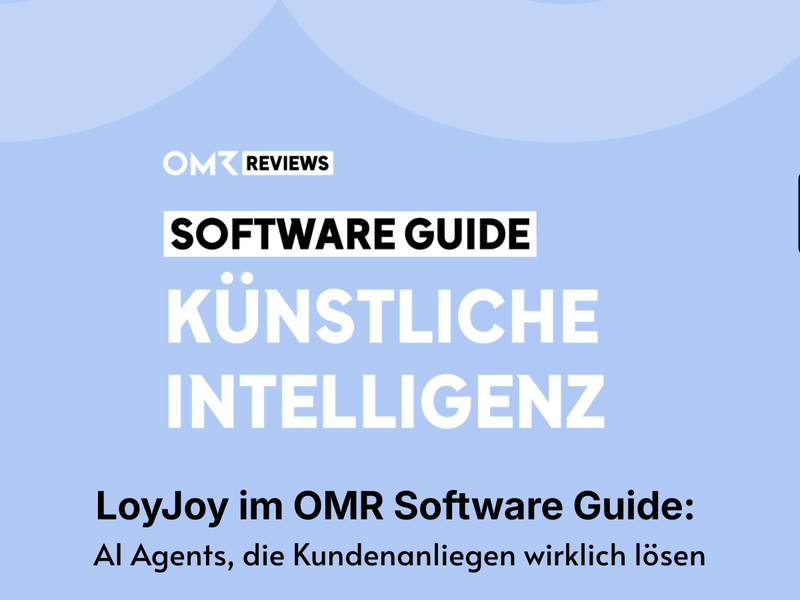 Quadratische Grafik zum OMR Software Guide für Künstliche Intelligenz. Der Hintergrund ist in hellem Blau mit dezenten Wellenformen gestaltet. Oben links steht das Logo von LoyJoy, oben rechts das Logo von OMR Reviews. Im Zentrum steht der Text „SOFTWARE GUIDE KÜNSTLICHE INTELLIGENZ“. Darunter folgt die Überschrift: 'LoyJoy im OMR Software Guide: AI Agents, die Kundenanliegen wirklich lösen'