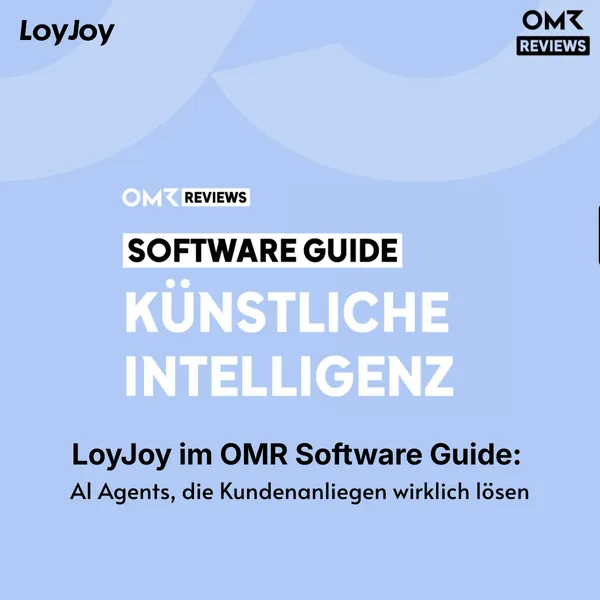 Quadratische Grafik zum OMR Software Guide für Künstliche Intelligenz. Der Hintergrund ist in hellem Blau mit dezenten Wellenformen gestaltet. Oben links steht das Logo von LoyJoy, oben rechts das Logo von OMR Reviews. Im Zentrum steht der Text „SOFTWARE GUIDE KÜNSTLICHE INTELLIGENZ“. Darunter folgt die Überschrift: 'LoyJoy im OMR Software Guide: AI Agents, die Kundenanliegen wirklich lösen'