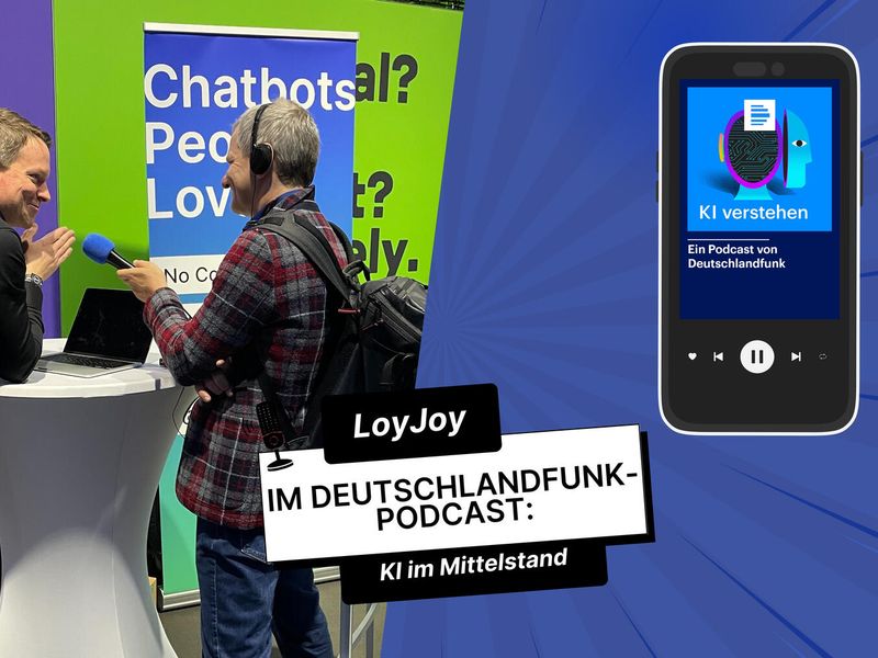 Das Bild zeigt wie unser CEO Ulf vom Deutschlandfunk für den Podcast KI verstehen interviewt wird. Neben dem Bild sieht man ein Handy dessen Screen den Podcast abspielt. Außerdem steht auf dem Bild die Aufschrift 'LoyJoy im Deutschlandfunk-Podcast. KI im Mittelstand'.