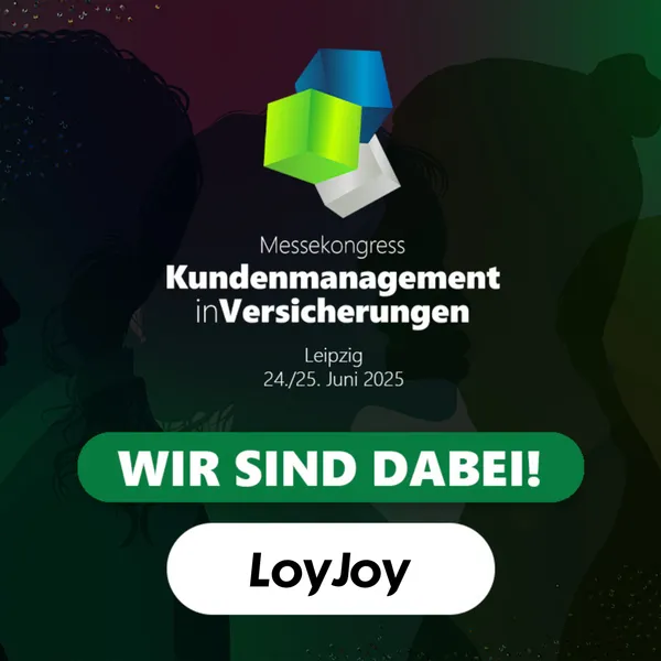 Das Bild kündigt den Messekongress Kundenmanagement in Versicherungen am 24./25. Juni 2025 in Leipzig an. Im Hintergrund sind Schattenrisse von Menschen zu sehen. In der Mitte steht: 'WIR SIND DABEI!' und darunter das Logo von LoyJoy. Oben ist ein buntes, würfelförmiges Logo abgebildet.