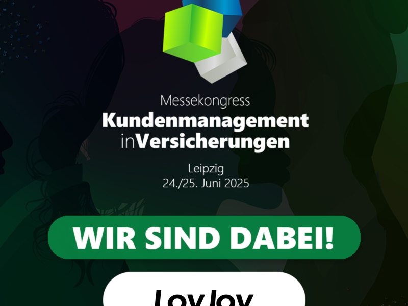 Das Bild kündigt den Messekongress Kundenmanagement in Versicherungen am 24./25. Juni 2025 in Leipzig an. Im Hintergrund sind Schattenrisse von Menschen zu sehen. In der Mitte steht: 'WIR SIND DABEI!' und darunter das Logo von LoyJoy. Oben ist ein buntes, würfelförmiges Logo abgebildet.