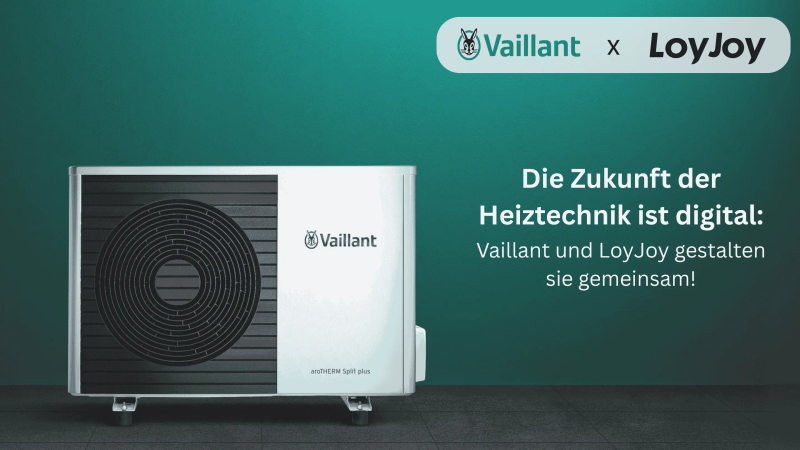 Das Bild zeigt eine moderne Wärmepumpe von Vaillant vor grünem Hintergrund mit dem Text: 'Die Zukunft der Heiztechnik ist digital: Vaillant und LoyJoy gestalten sie gemeinsam!'.