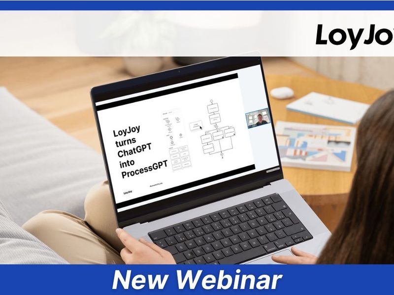 Eine Frau schaut ein Webinar auf ihrem Laptop